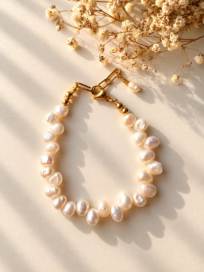 Pure Pearl – Armband aus Süßwasserperlen mit goldenen Details