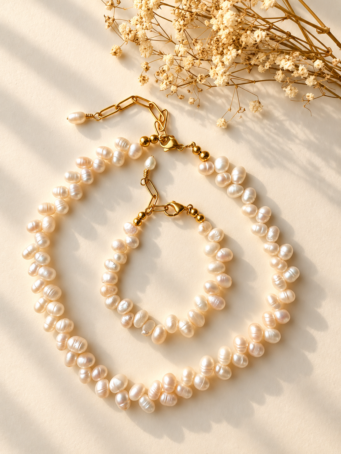 Pure Pearl – Armband aus Süßwasserperlen mit goldenen Details – Ansicht 2