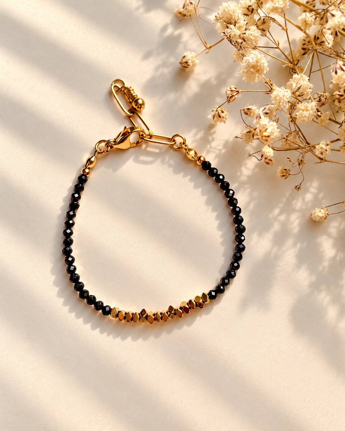 Midnight Edge – Armband aus schwarzen Kristallperlen mit goldenen Hämatit-Details