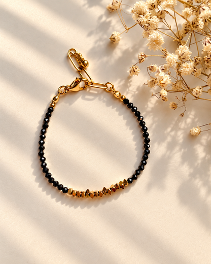 Midnight Edge – Armband aus schwarzen Kristallperlen mit goldenen Hämatit-Details
