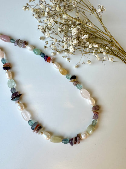 Halskette mit Edelsteinmix & Süßwasserperlen • Unikate Perlenformen • 18k vergoldet