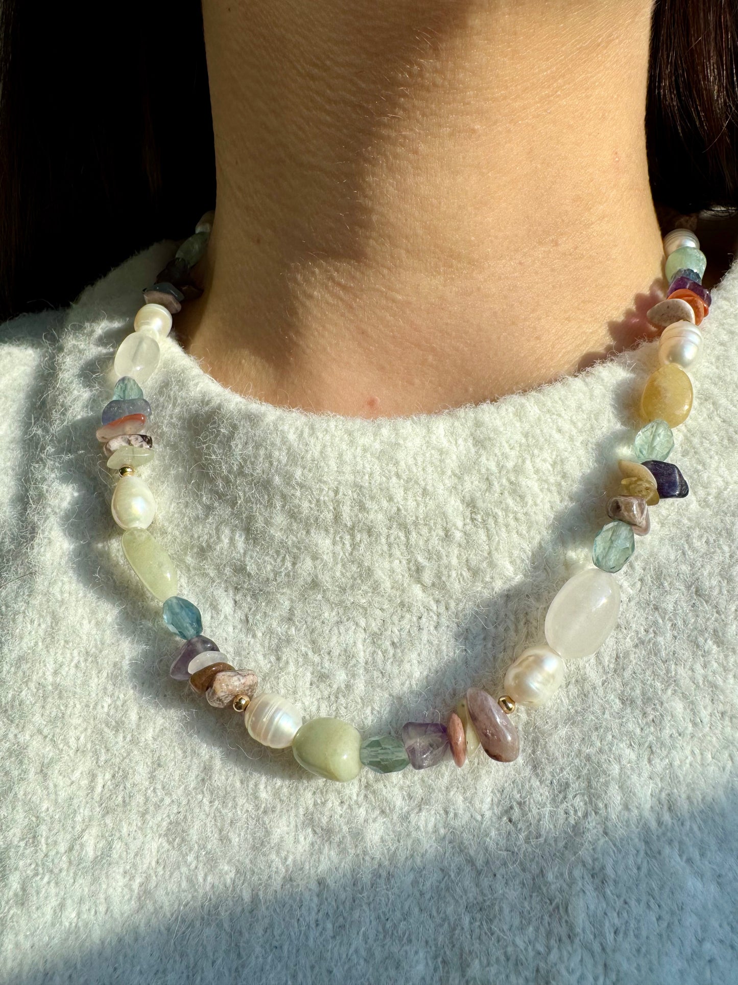 Halskette mit Edelsteinmix & Süßwasserperlen • Unikate Perlenformen • 18k vergoldet