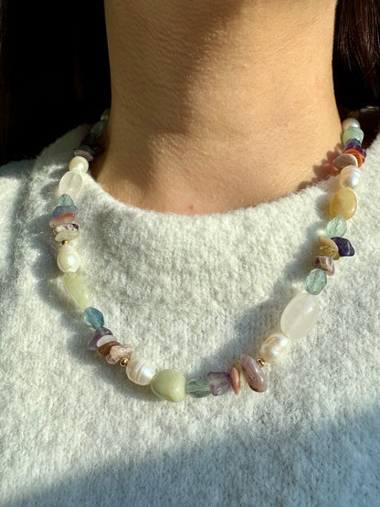 Halskette mit Edelsteinmix & Süßwasserperlen • Unikate Perlenformen • 18k vergoldet