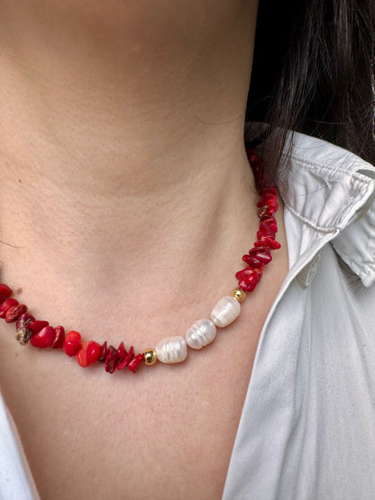 Coral & Pearl Statement Necklace – Halskette mit roten Korallenstücken und Süßwasserperlen