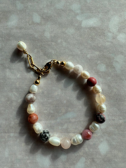 Armband mit Süßwasserperlen & bunten Edelsteinen • 18k vergoldet