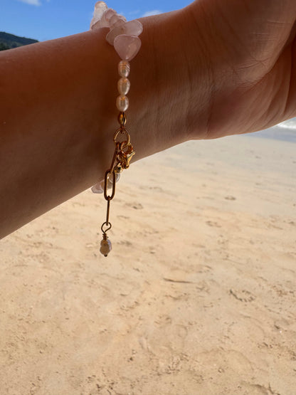 Rose Quartz Pearl Bracelet – zartes Armband mit Rosenquarz-Splittersteinen, Süßwasserperlen & Gold