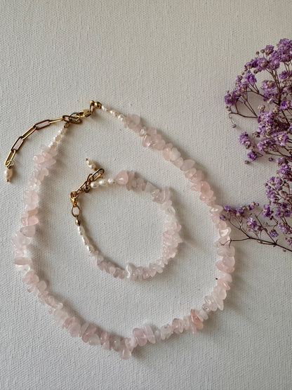 Rose Quartz Pearl Bracelet – zartes Armband mit Rosenquarz-Splittersteinen, Süßwasserperlen & Gold