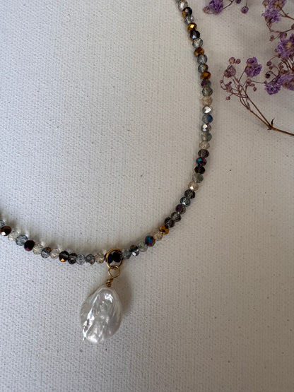 Zarte Halskette mit Glasperlen und Barockanhänger