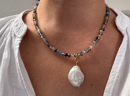 Zarte Halskette mit Glasperlen und Barockanhänger