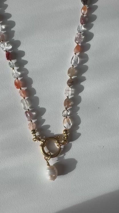 Quarzstein-Kette mit Barockperle & goldenen Details – handgefertigt