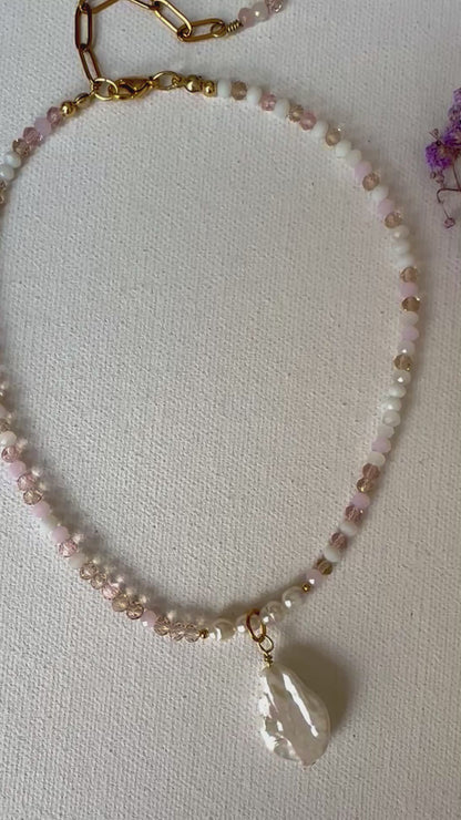 Halskette in Rosa- und Cremetönen mit Barockperle