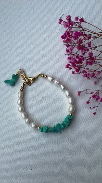 Armband mit Süßwasserperlen & Türkis-Splittern