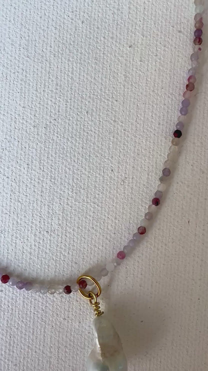 Feine Edelsteinkette mit Barockperle