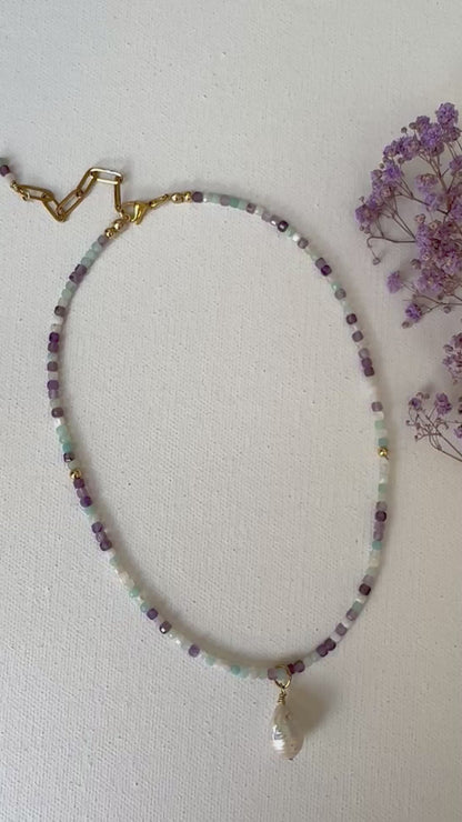 Pastellfarbene Edelstein-Kette mit Barockperle