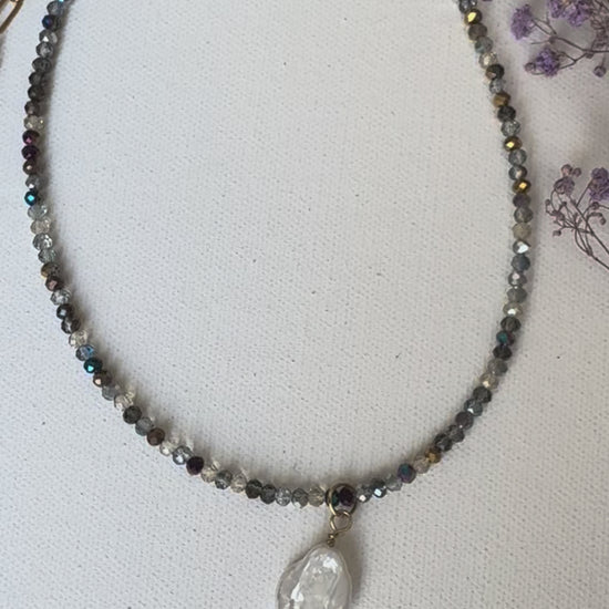 Zarte Halskette mit Glasperlen und Barockanhänger
