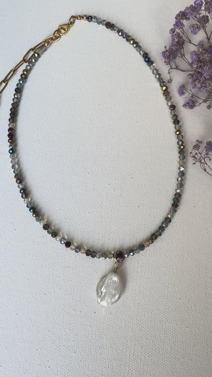 Zarte Halskette mit Glasperlen und Barockanhänger