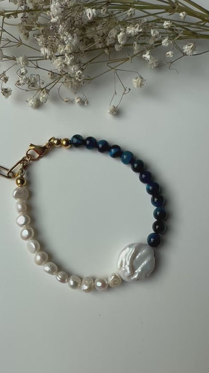 Armband mit blauen Edelsteinperlen, Süßwasser- & Barockperle – 18k vergoldete Details, handgefertigt