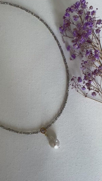 Graue Edelsteinkette mit Barockperle