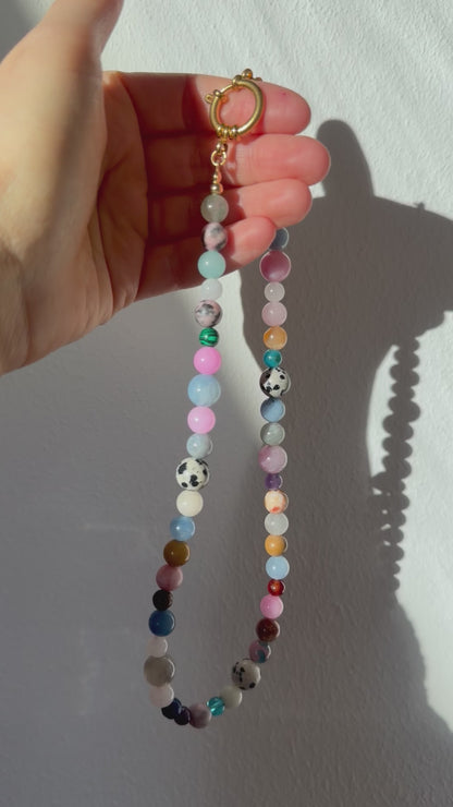 Bonibon – Edelstein Kette mit Dalmatiner Jaspis, Rosenquarz, Amazonit, Amethyst & Achat – handgefertigt