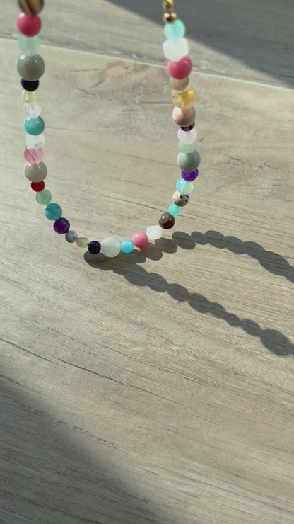 Lumi – Bunte Naturstein Halskette handgefertigt